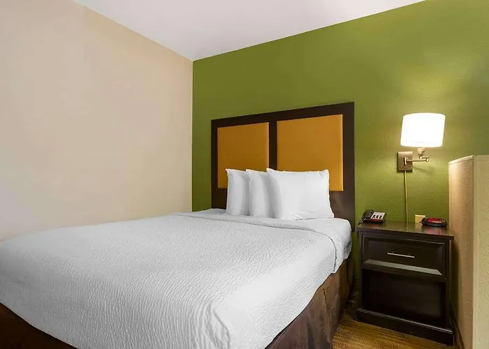 Extended America Select - - Airport - E Oak St 2*