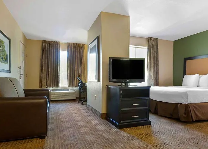 Extended America Select - - Airport - E Oak St