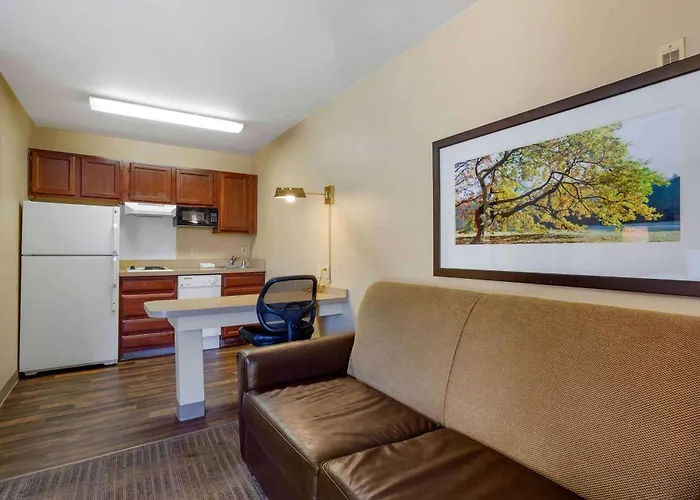 Extended America Select - - Airport - E Oak St