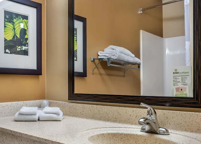 Extended America Select - - Airport - E Oak St